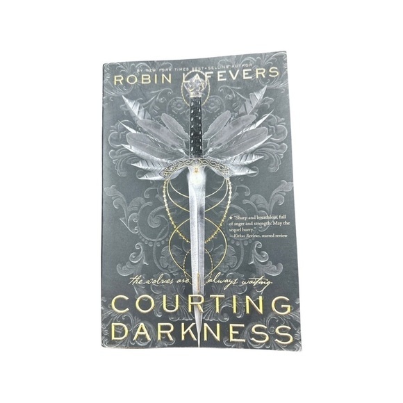 Teen Literature Other - COURTING DARKNESS BY ROBIN FEVERS (Paperback - Like New) 📖